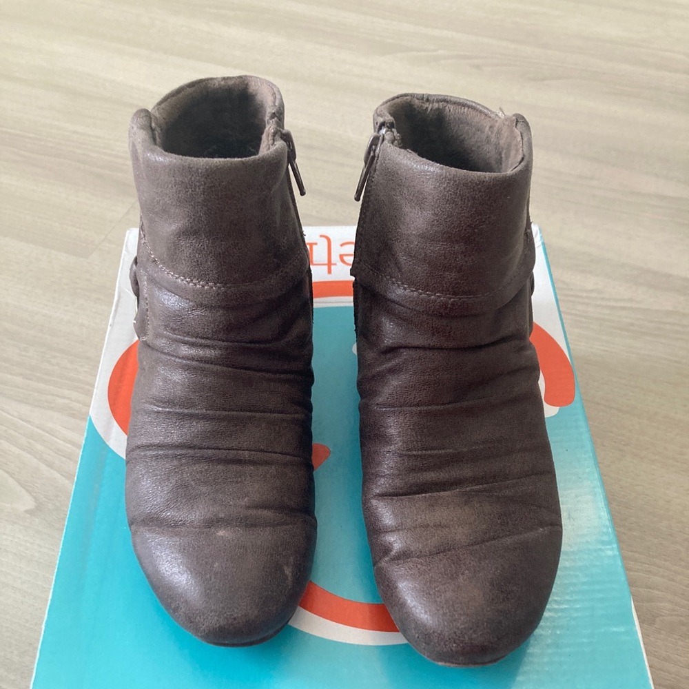 Baretraps Sana Women Mushroom Boots (Size 6)